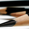 Насыщенный черный чернографитный карандаш Derwent Onyx средний купить в художественном магазине Альберт Мольберт с доставкой по РФ и СНГ