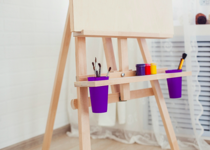 Мольберт Лира "Профи" из сосны с наклонной штангой, планшетом 50х70 и полочкой"DArt's"